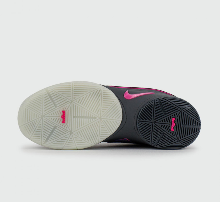 nike-lebron-22-blacklight-17110-4 nike-lebron-22-blacklight-17110-4