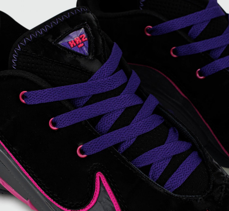 nike-lebron-22-blacklight-17110-5 nike-lebron-22-blacklight-17110-5