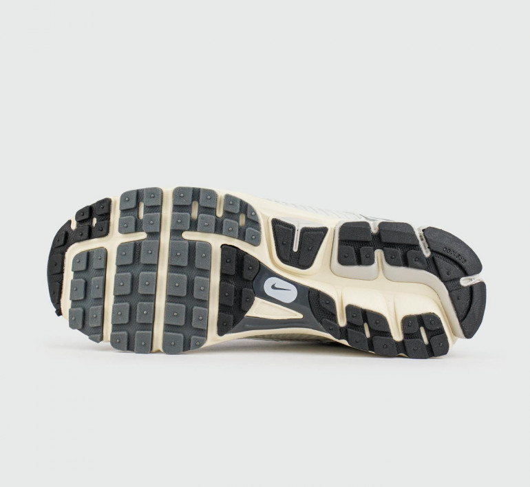 nike-zoom-vomero-5-white-16994-4